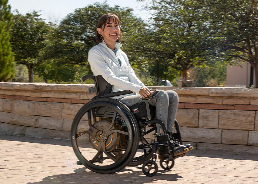 Anwendungsfoto des M90 Elektroantriebs für Rollstühle von Sunrise Medical