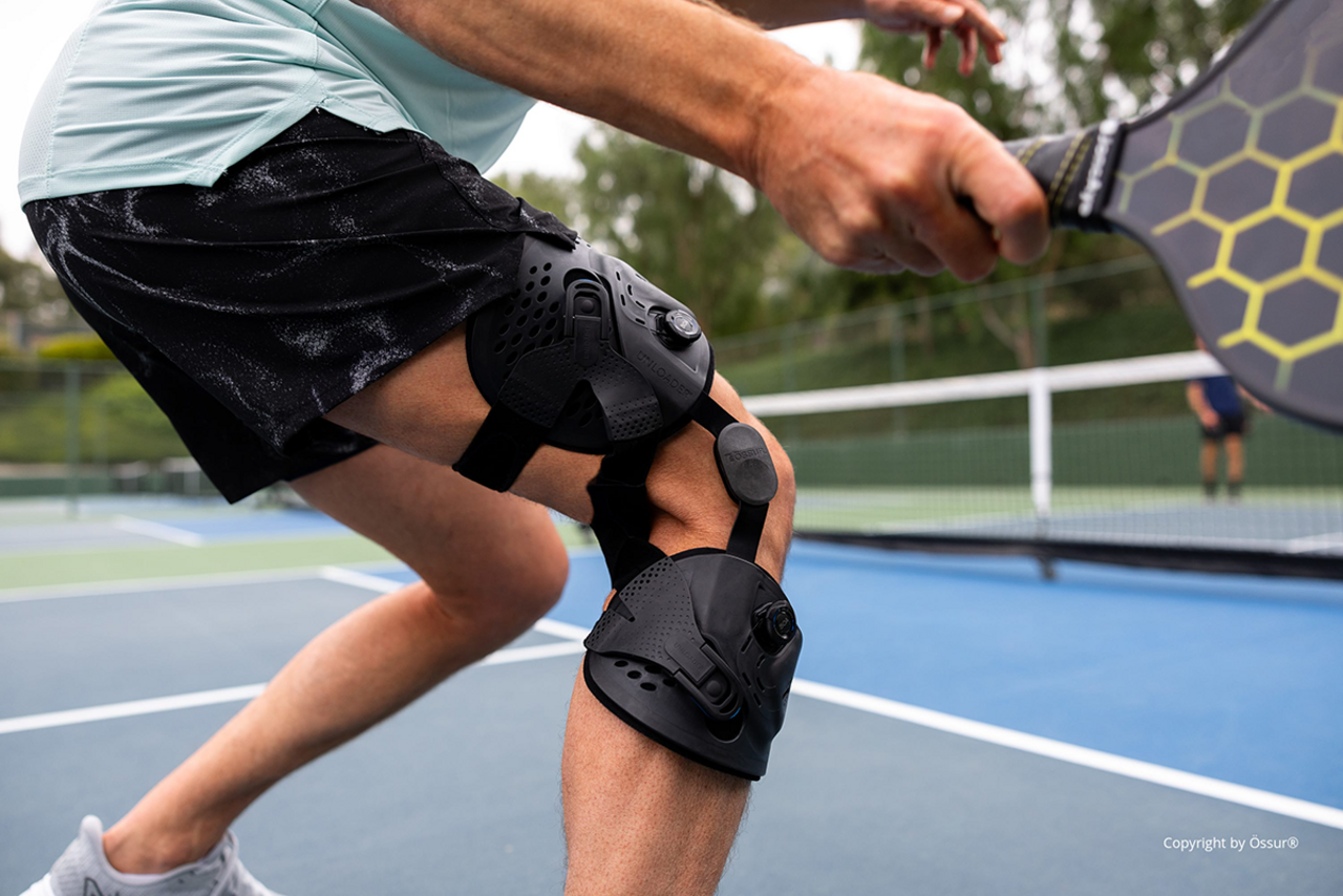 Össur Unloader One X Lifestyle Produktfoto in der Anwendung Foto eines Tennisspielers, der eine Orthese von Össur trägt