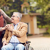 Pflege älterer Personen ist eine verantwortungsvolle Aufgabe